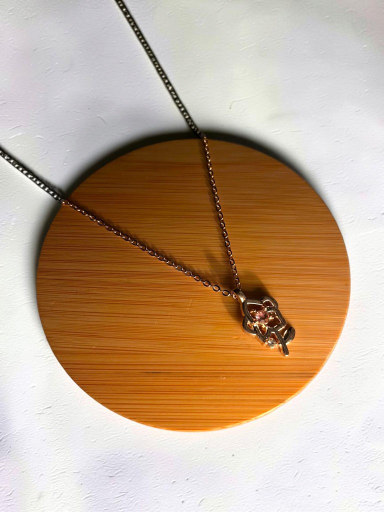Collar oro rosa con dije de flor