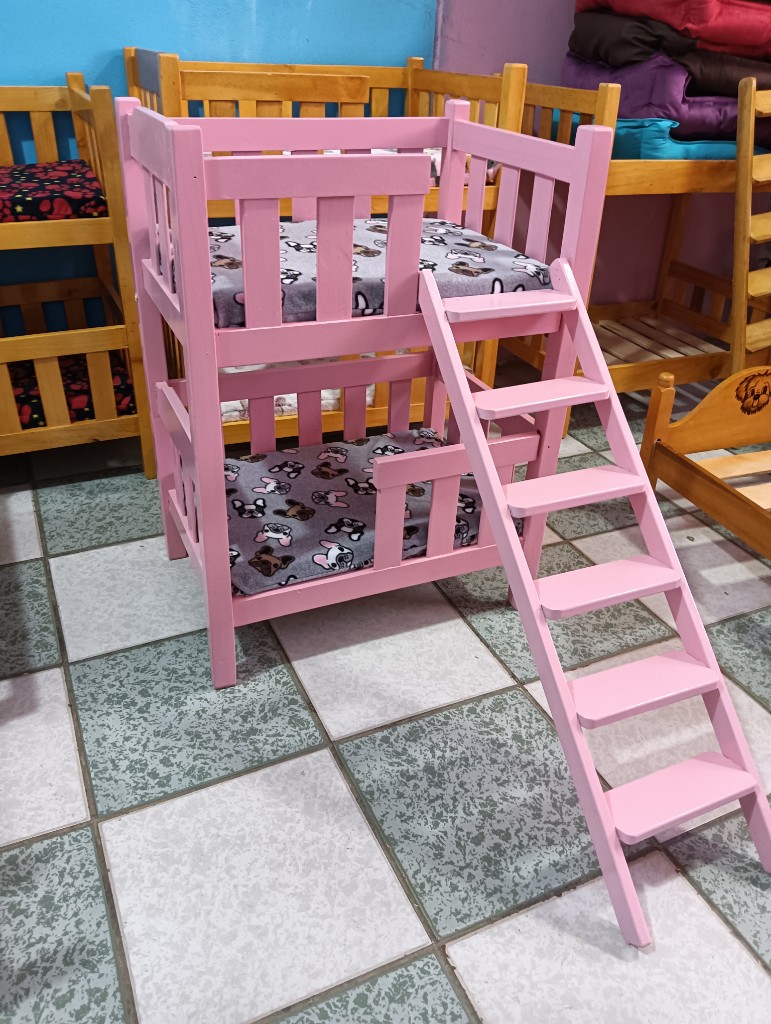 Cama para mascotas rosa con escalera
