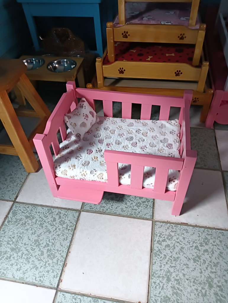 Cama cuna rosa con escalón