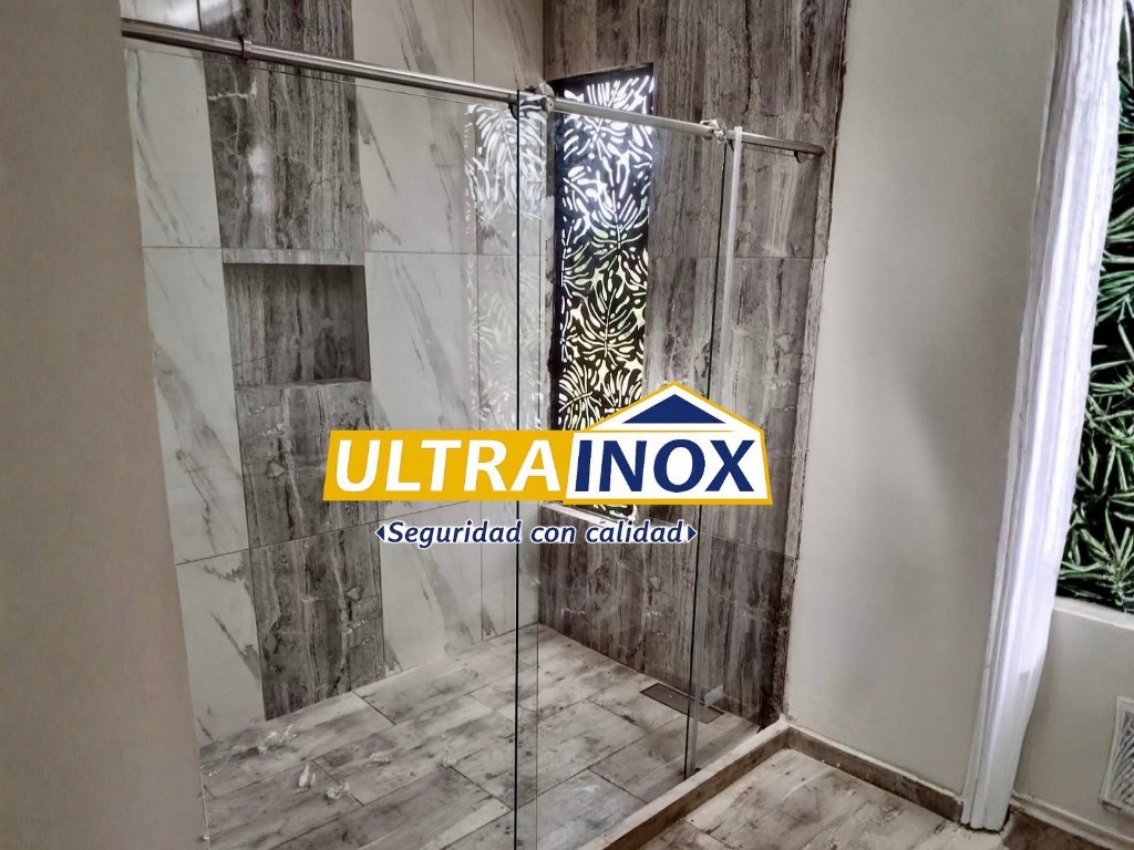 Divisiones de baño en vidrio templado y acero inoxidable
