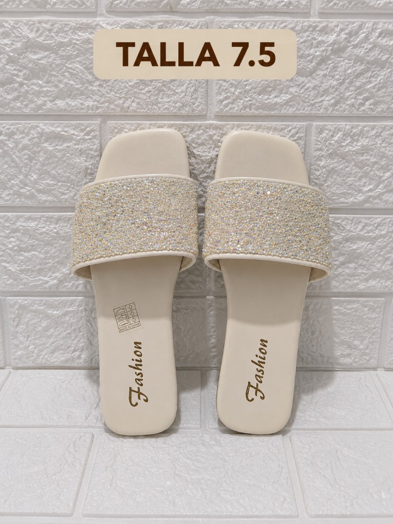 Sandalias blancas con piedras