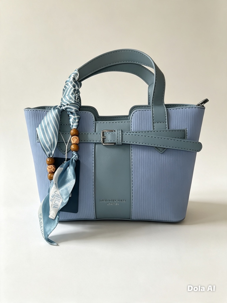 Bolso azul con pañuelo