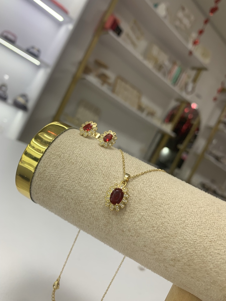 Set dorado piedras rojas