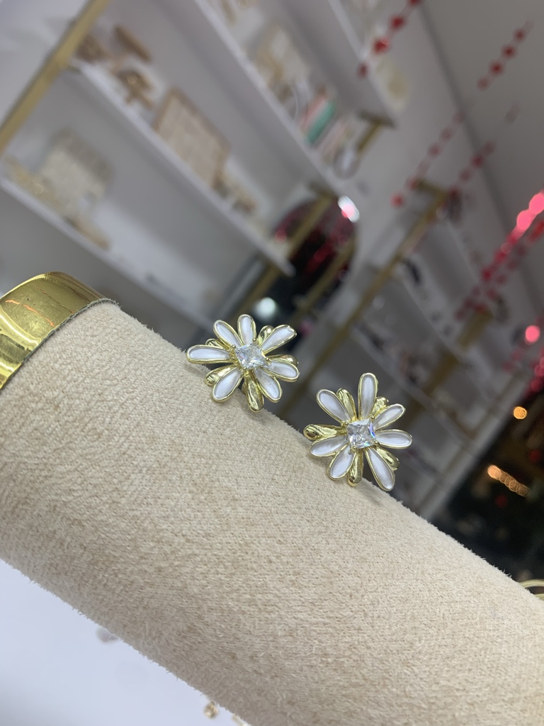 Aretes flor dorada y blanca