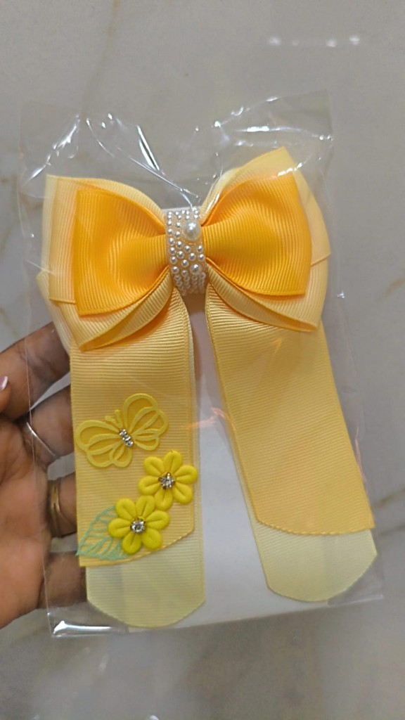 Laço amarelo com flores