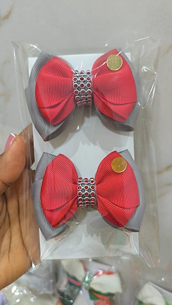 Laço vermelho e cinza