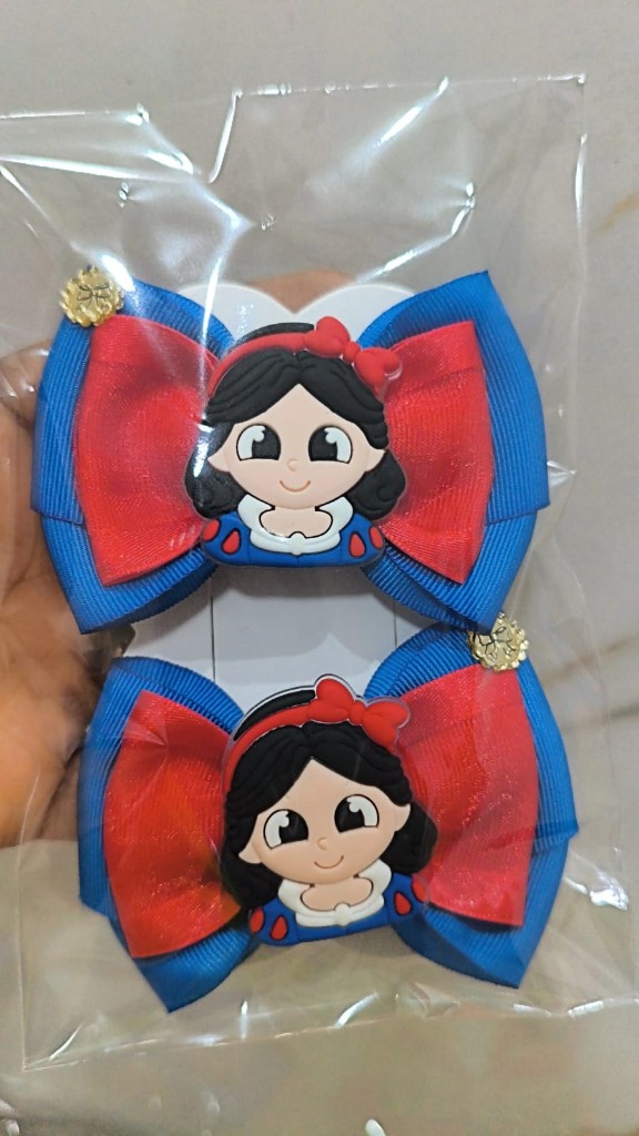 Laço azul e vermelho (Branca de Neve)