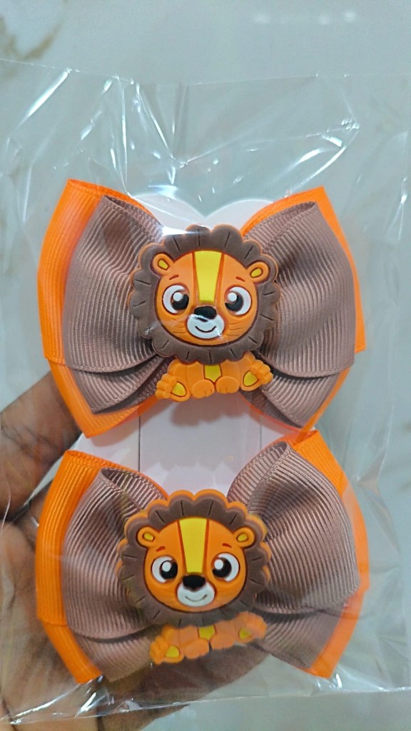 laço marron e laranja c/aplique (leão)