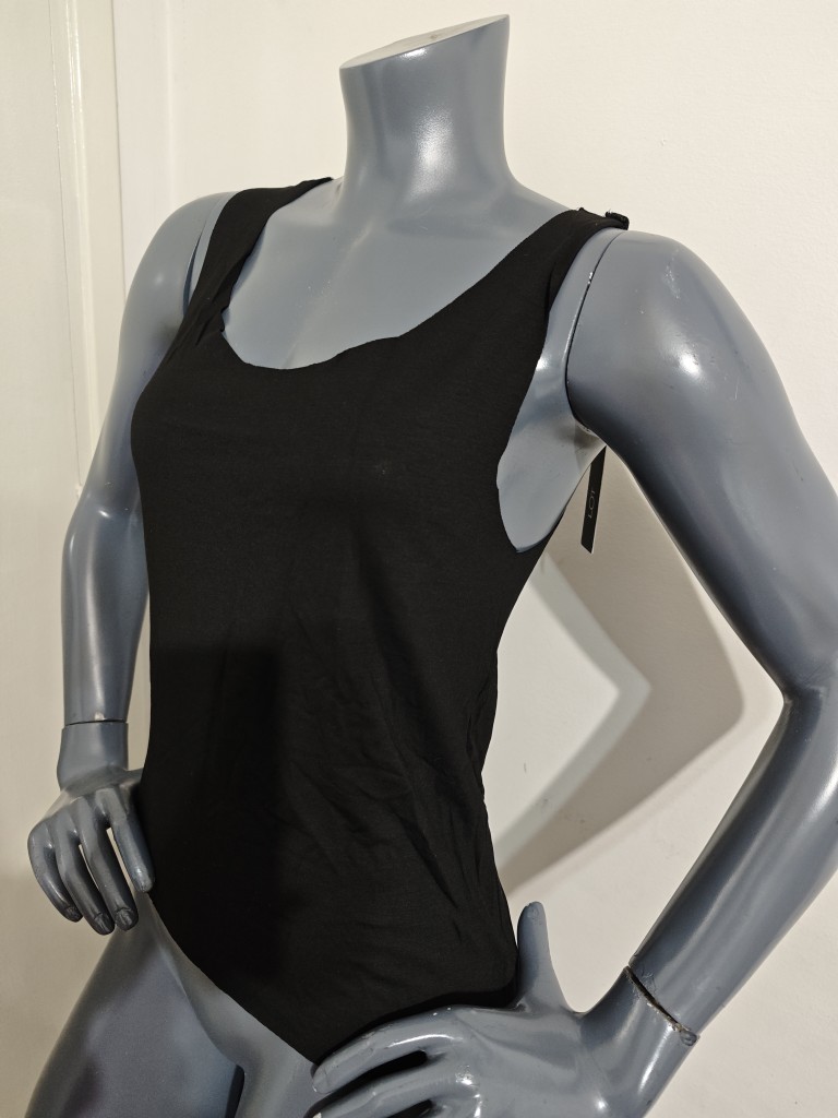 Musculosa con corte en espalda M