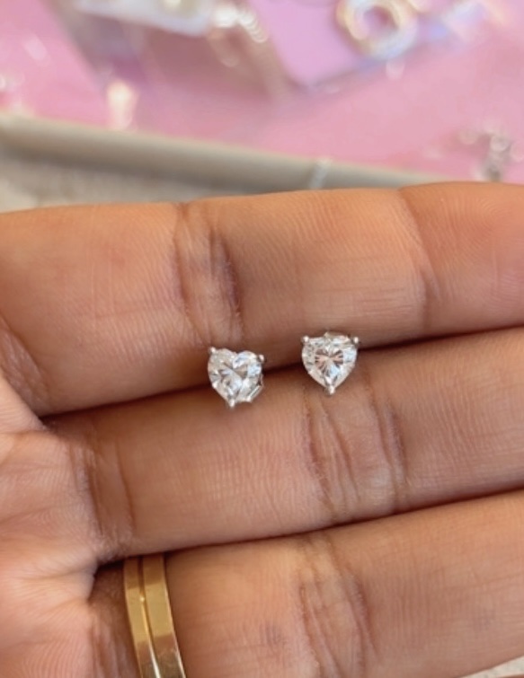 Brinco coração  5mm moissanite