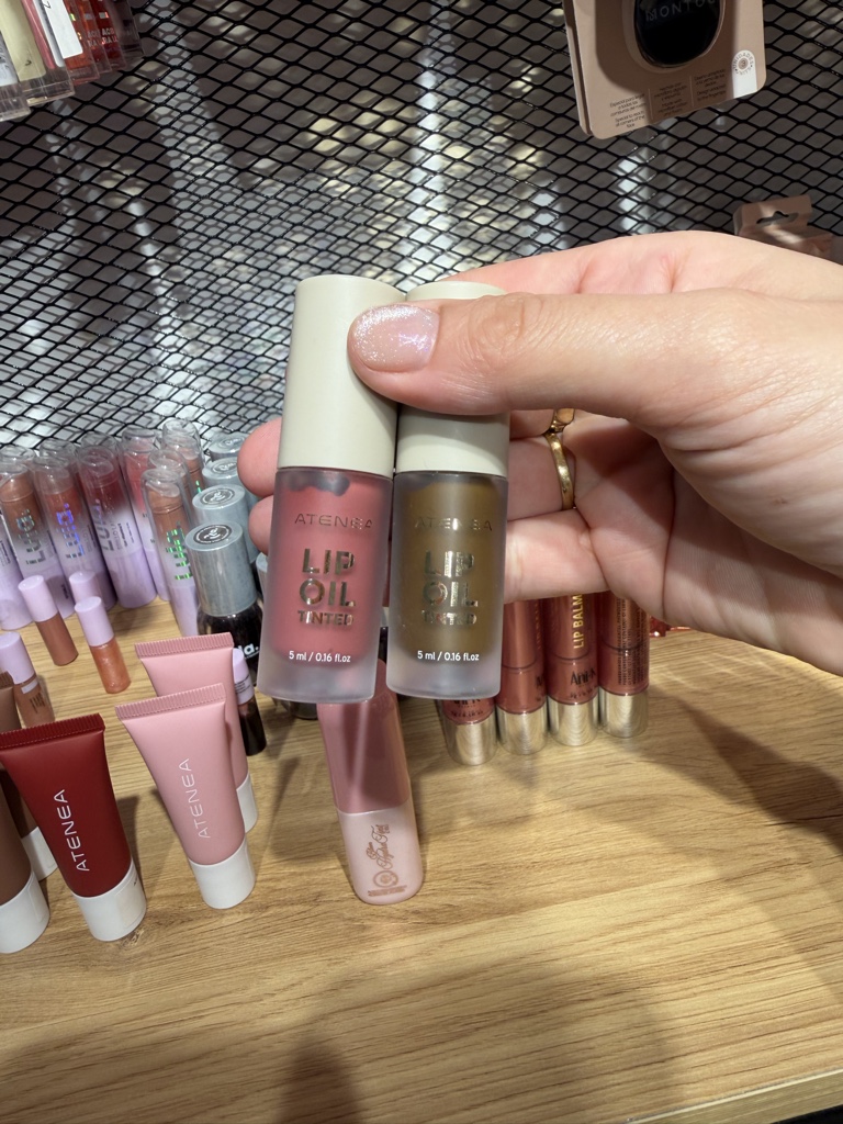 Lip oil tinted