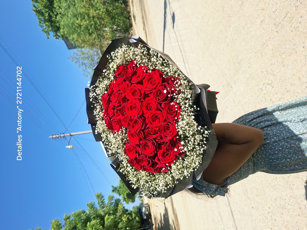 Ramo de rosas rojas corazón