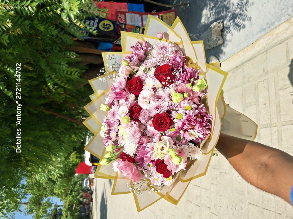 Ramo de margaritas y rosas
