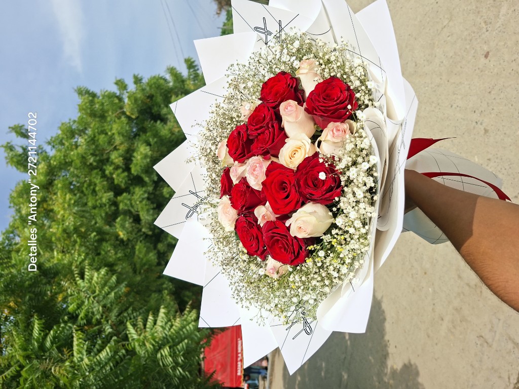 Ramo de rosas rojas y blancas