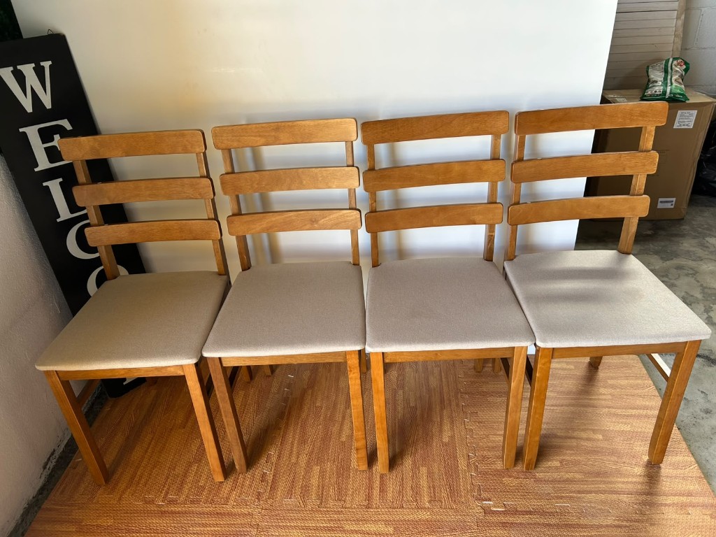 Sillas de madera beige