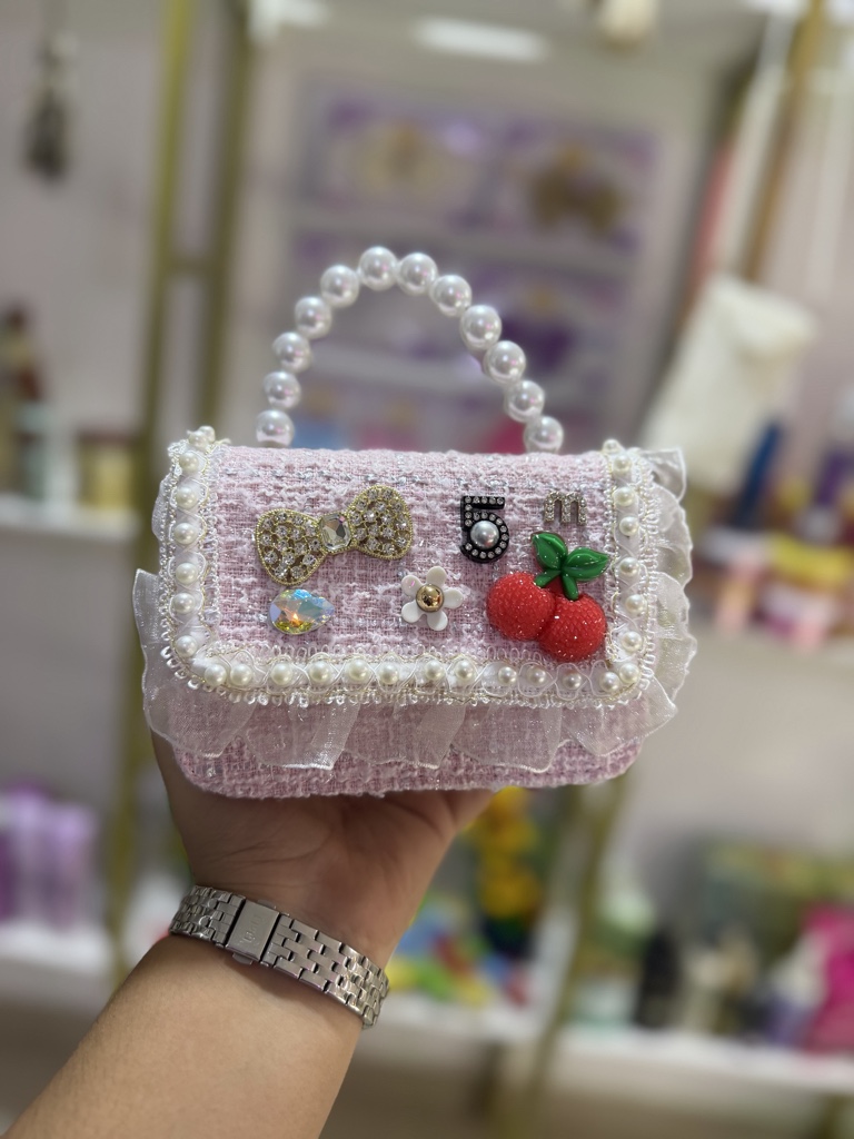 Bolso rosado de perlas