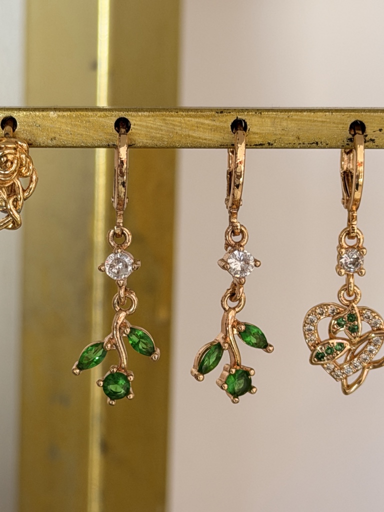 Aretes dorados hojas verdes