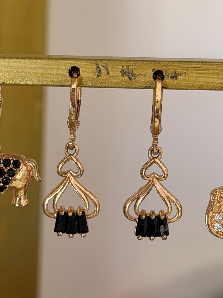 Aretes dorados corazones negros