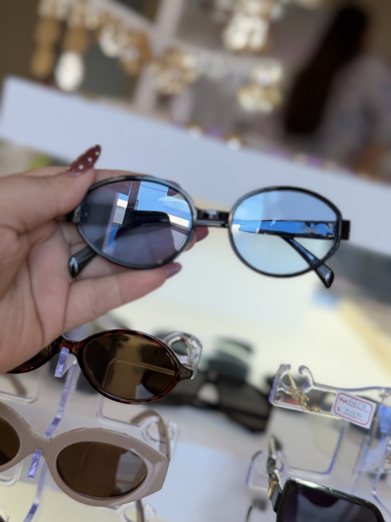 Gafas ovaladas negras lente azul para niñas