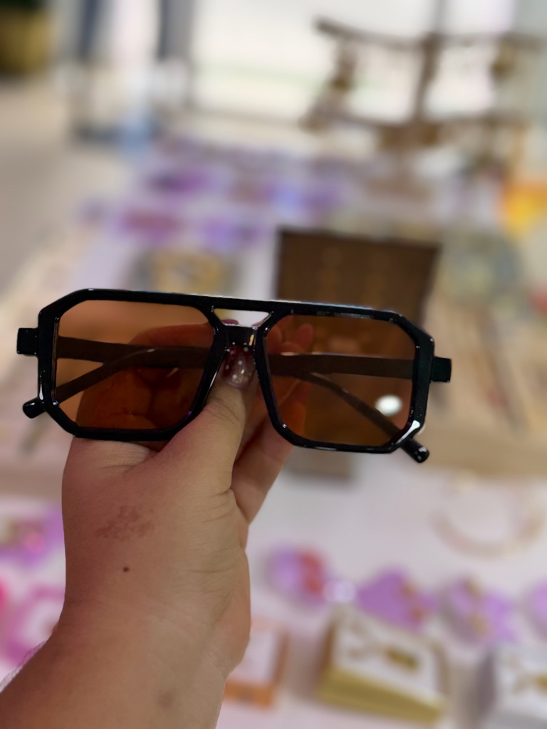 Gafas negras cuadradas naranja
