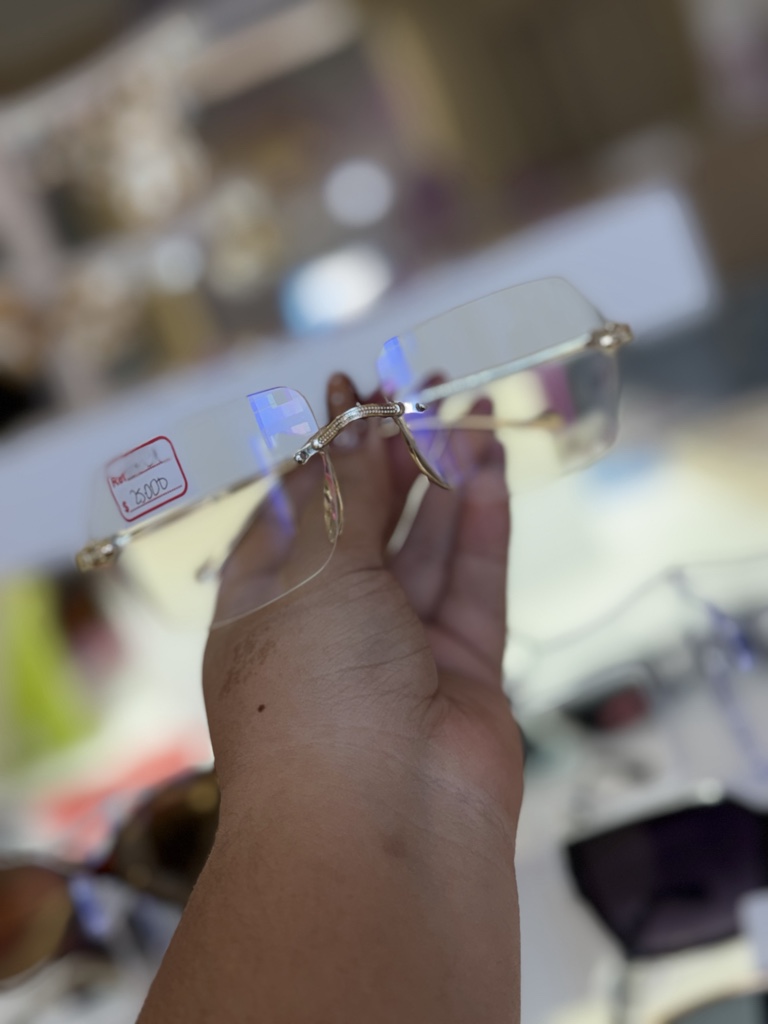 Gafas doradas transparentes