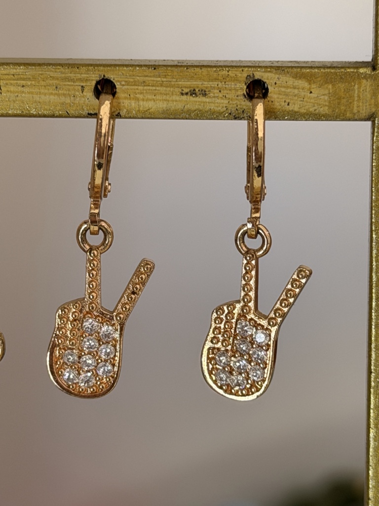 Aretes dorados mano