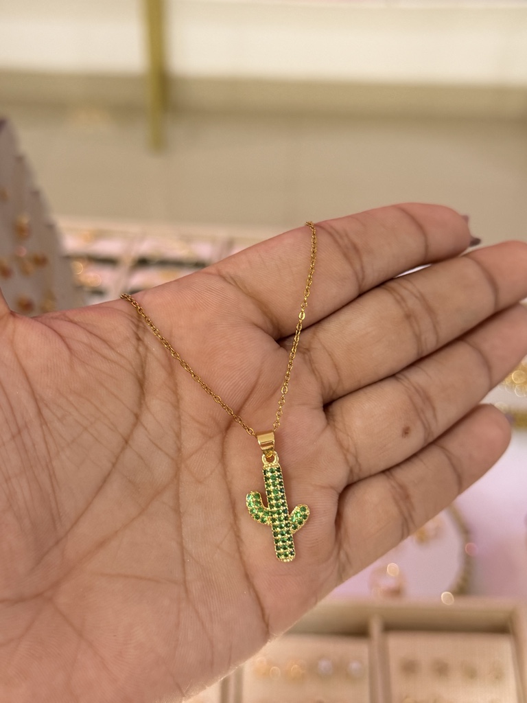 Cadena cactus dorado