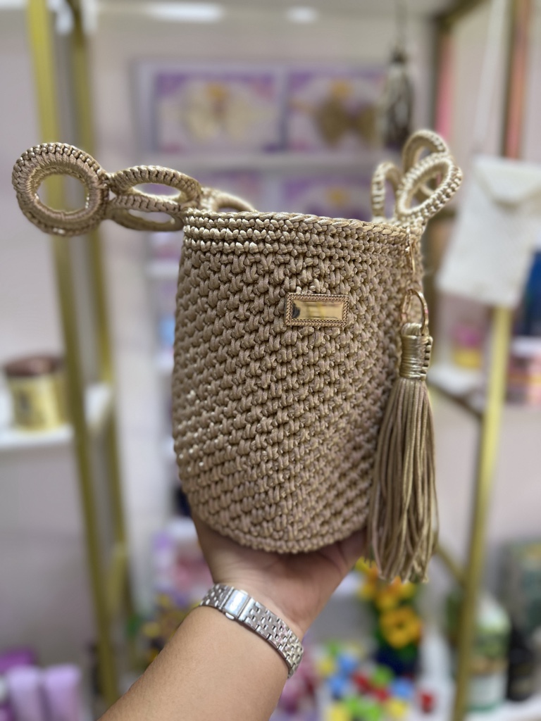 Mochila tejido beige con borla