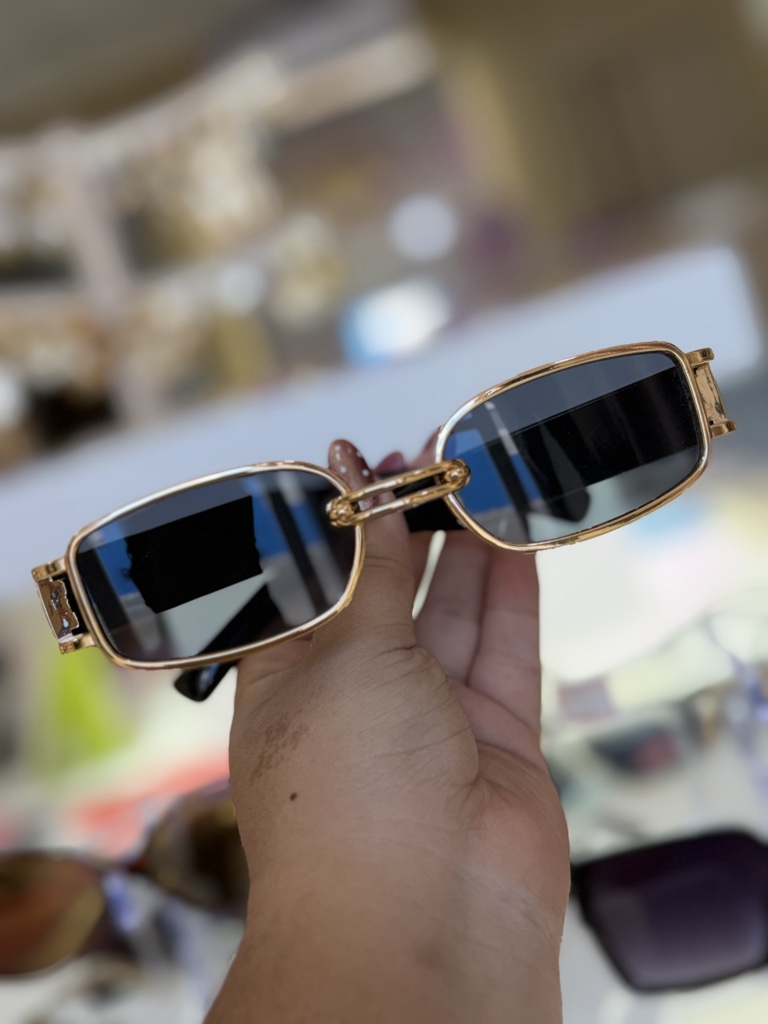 Gafas doradas rectangulares