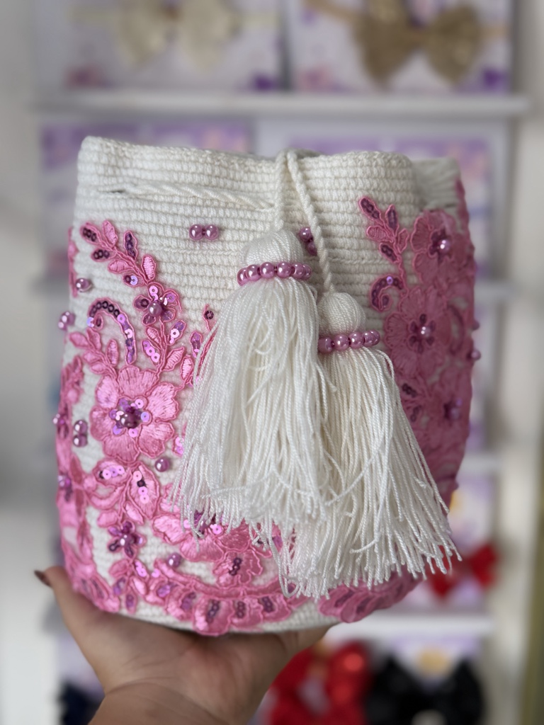 Mochila mediana blanco y fucsia artesanal