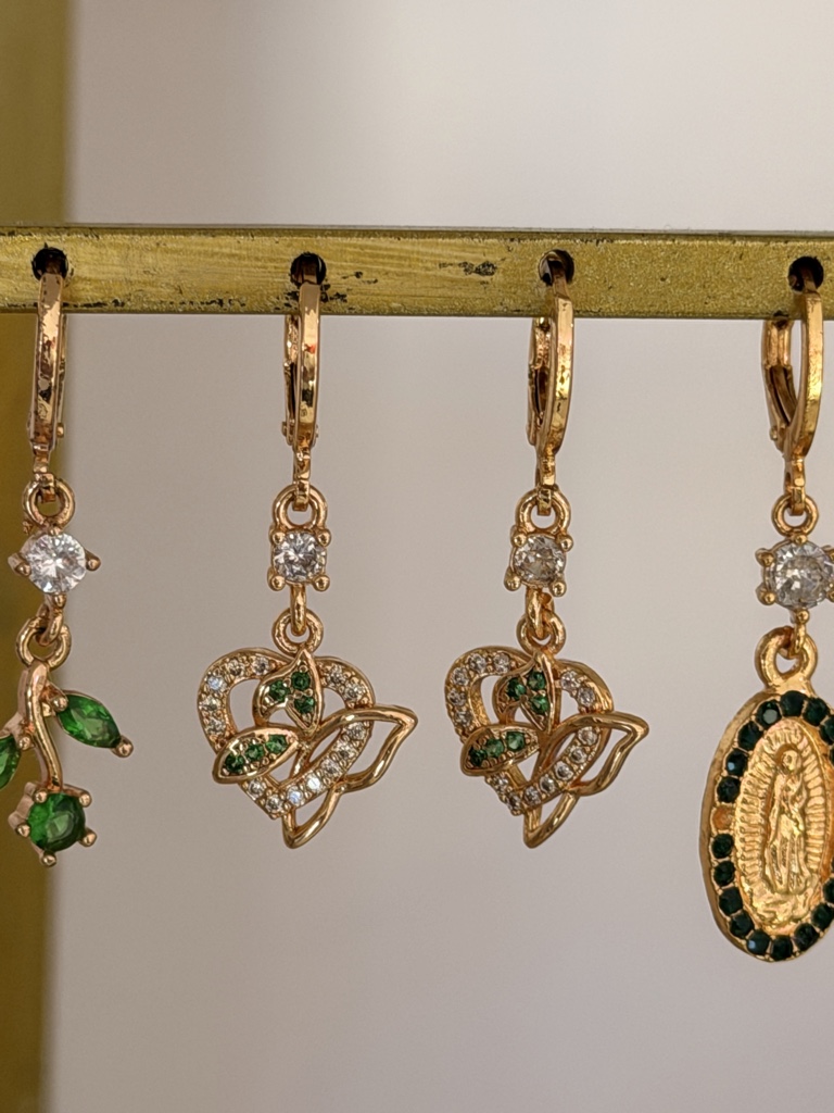 Aretes dorados colgantes