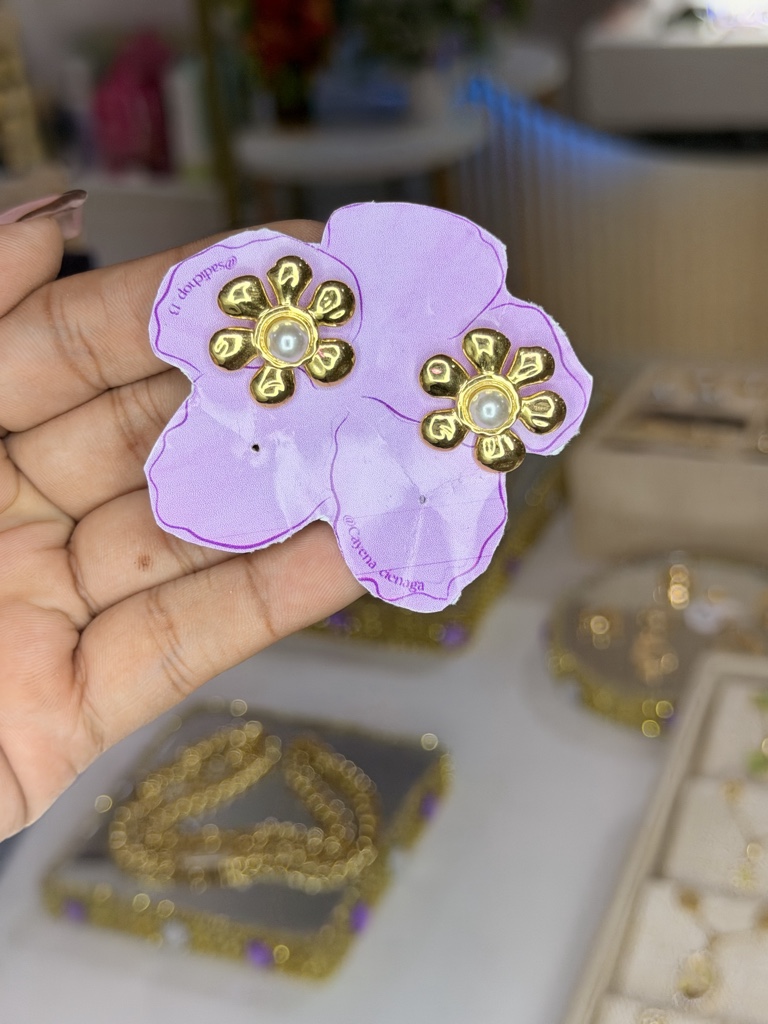 Aretes flor doradas con perla