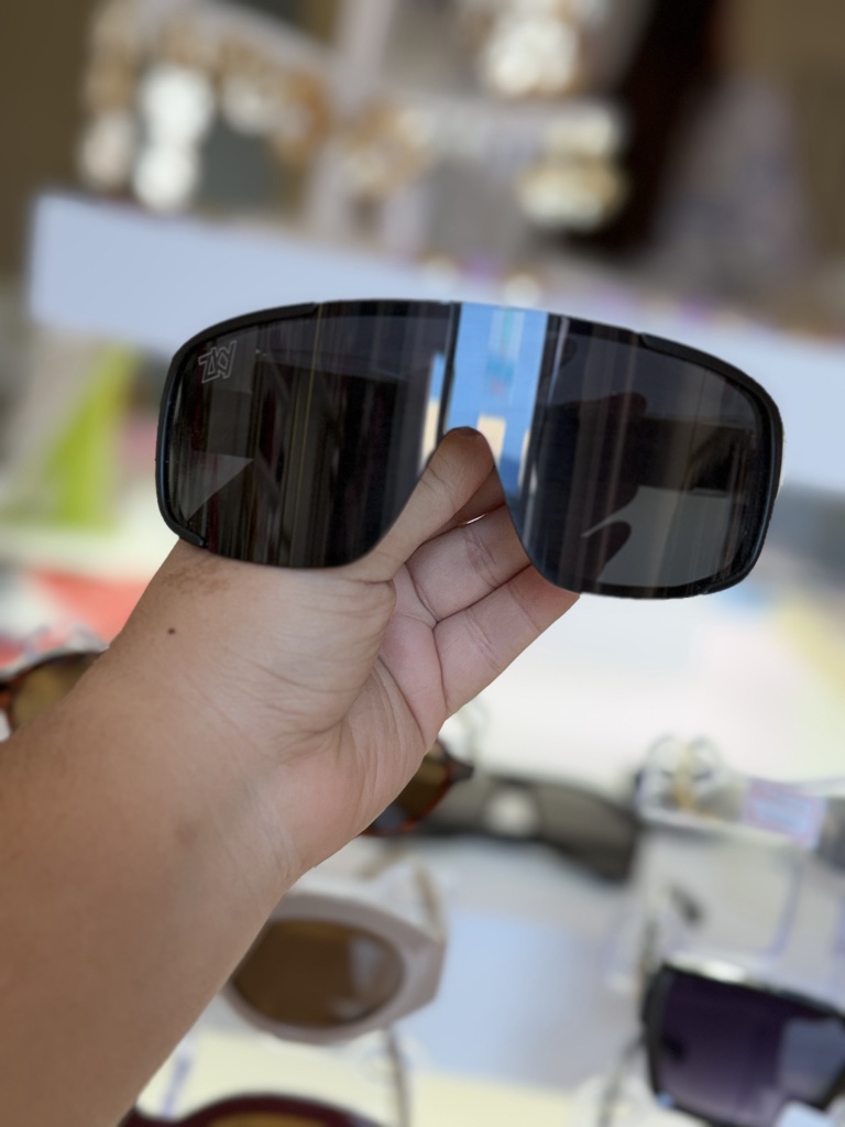 Gafas negras oscuras para niño