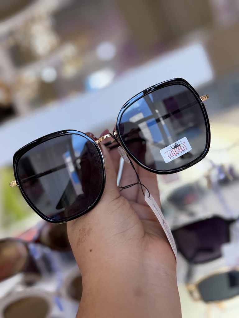 Tropi gafas negras