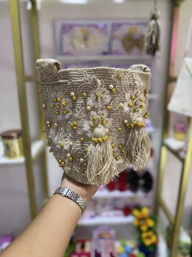 Mochila beige bordado con borlas