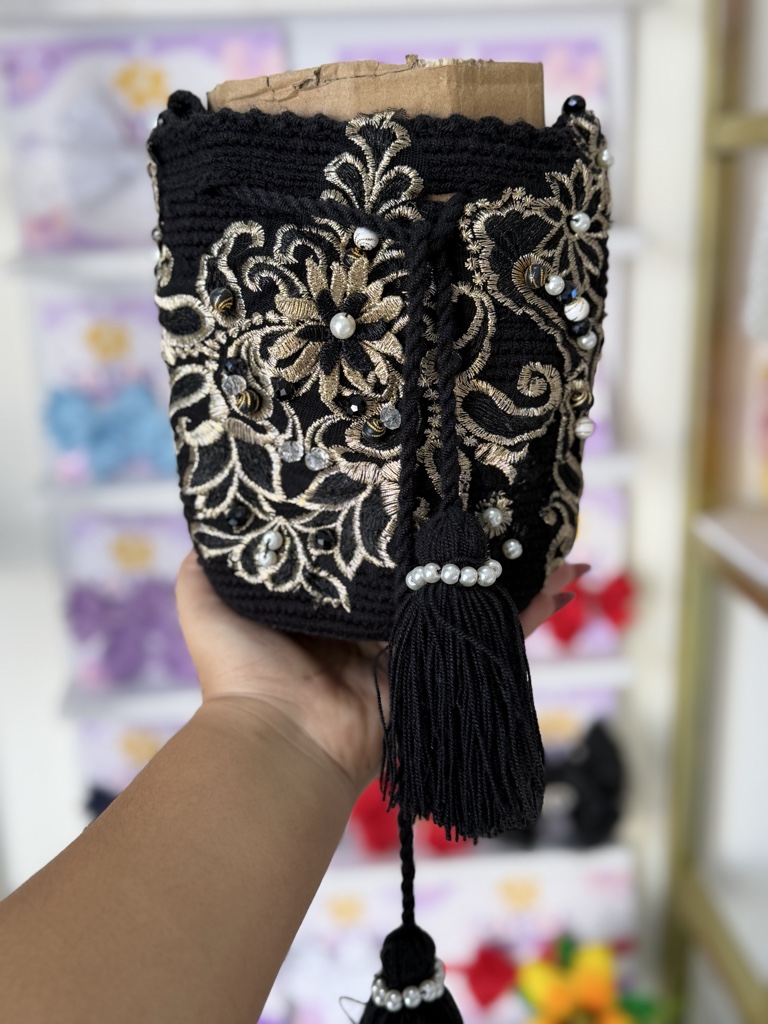 Mochila mini negra bordado con perlas