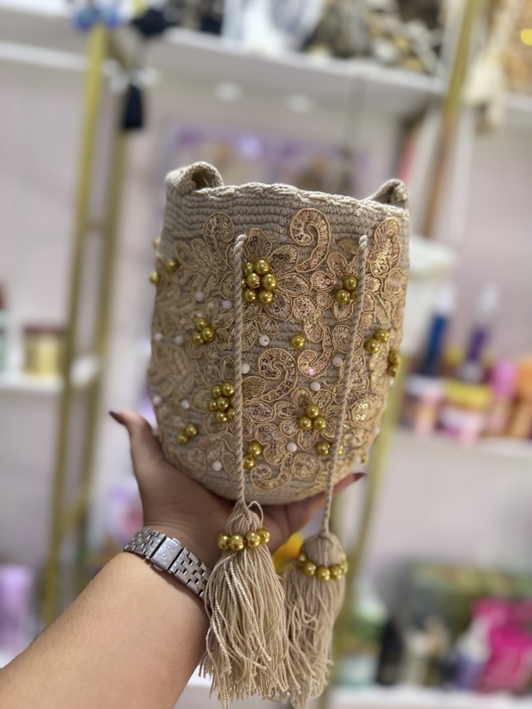 Mochila tejido beige con perlas