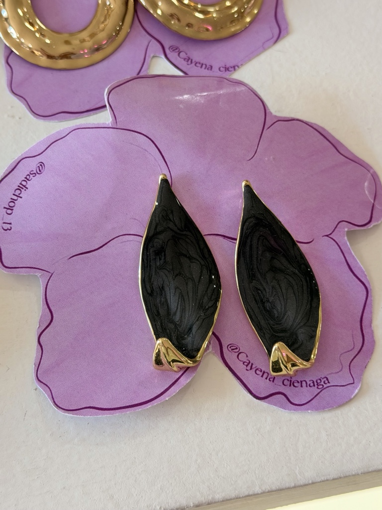 Aretes negros