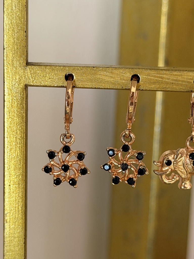 Aretes dorados negro