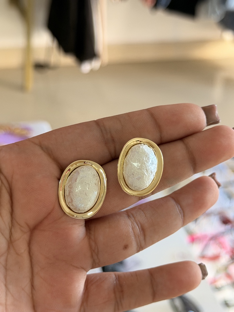 Aretes ovalados dorados