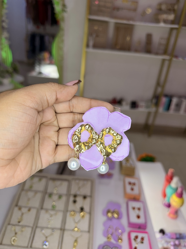 Aretes dorados con perla