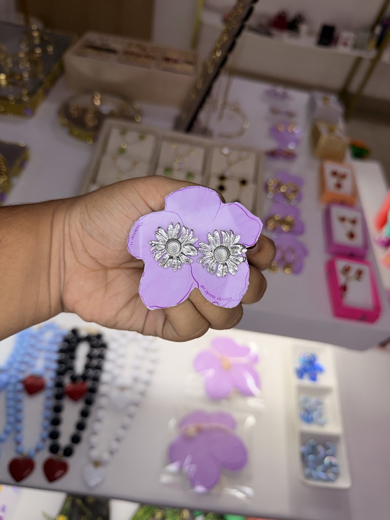 Aretes flor plateados