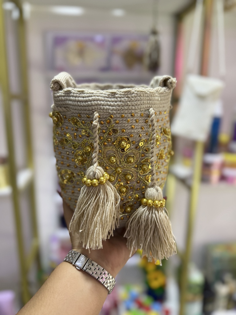 Mochila tejido beige con flecos