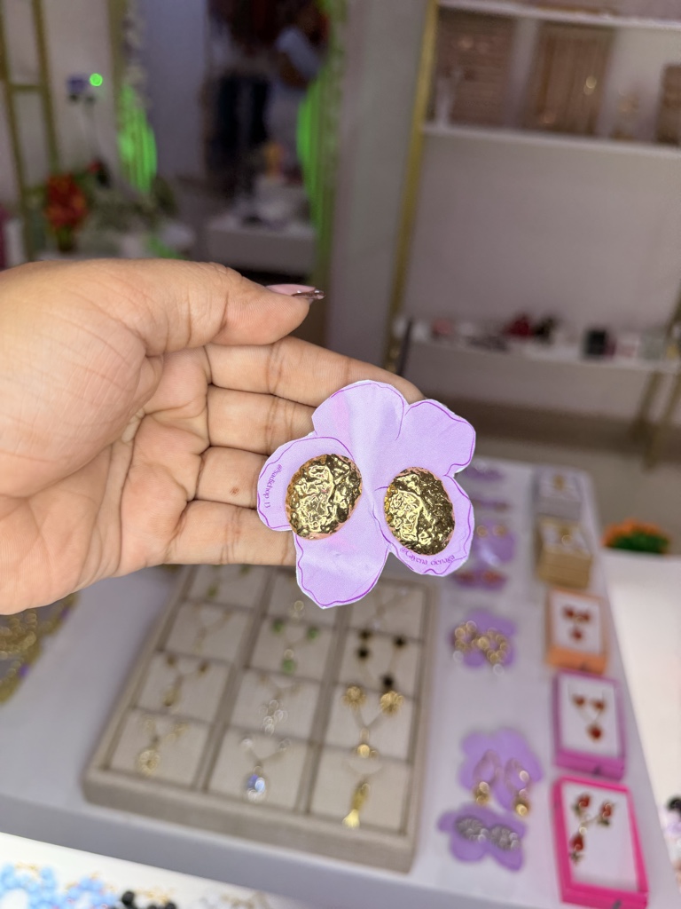 Aretes dorados topos
