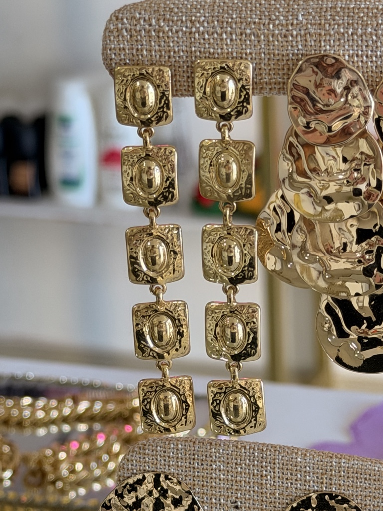 Aretes dorados cuadrados