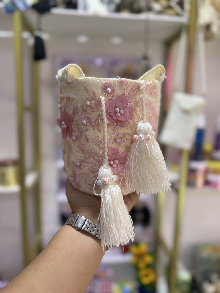 Mochila rosado con flores y borlas