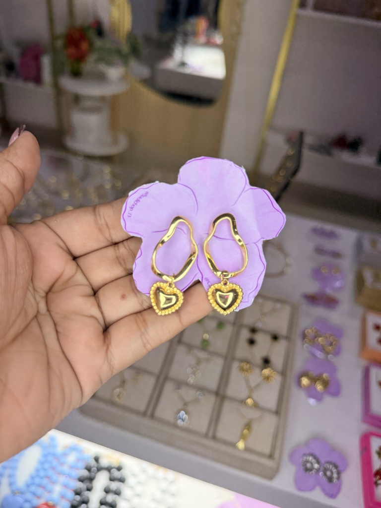 Aretes dorados corazones