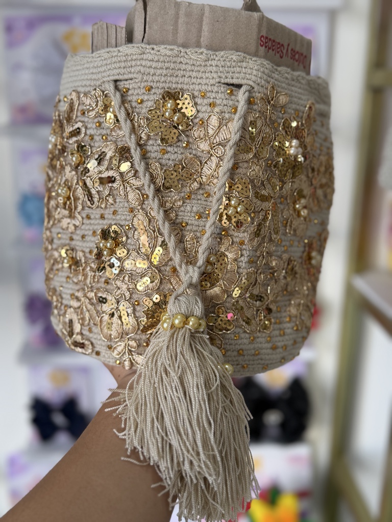 Mochila mediana tejido beige con apliques dorados