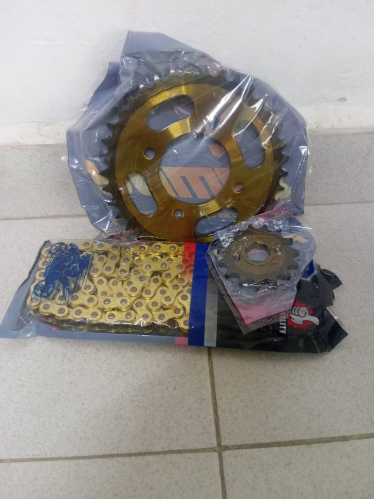 Kit cadena y sprocket dorado