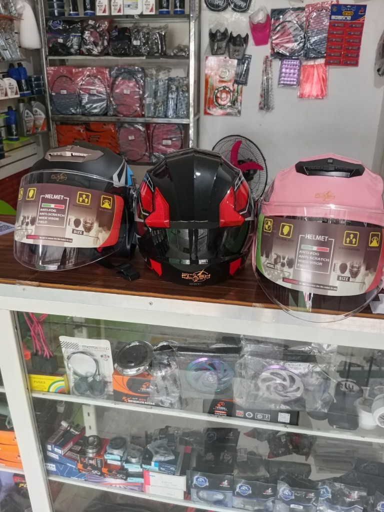 Casco negro y rojo